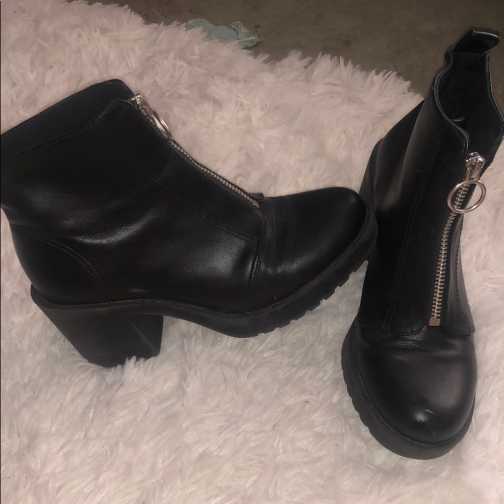 Black bootie with front zipper